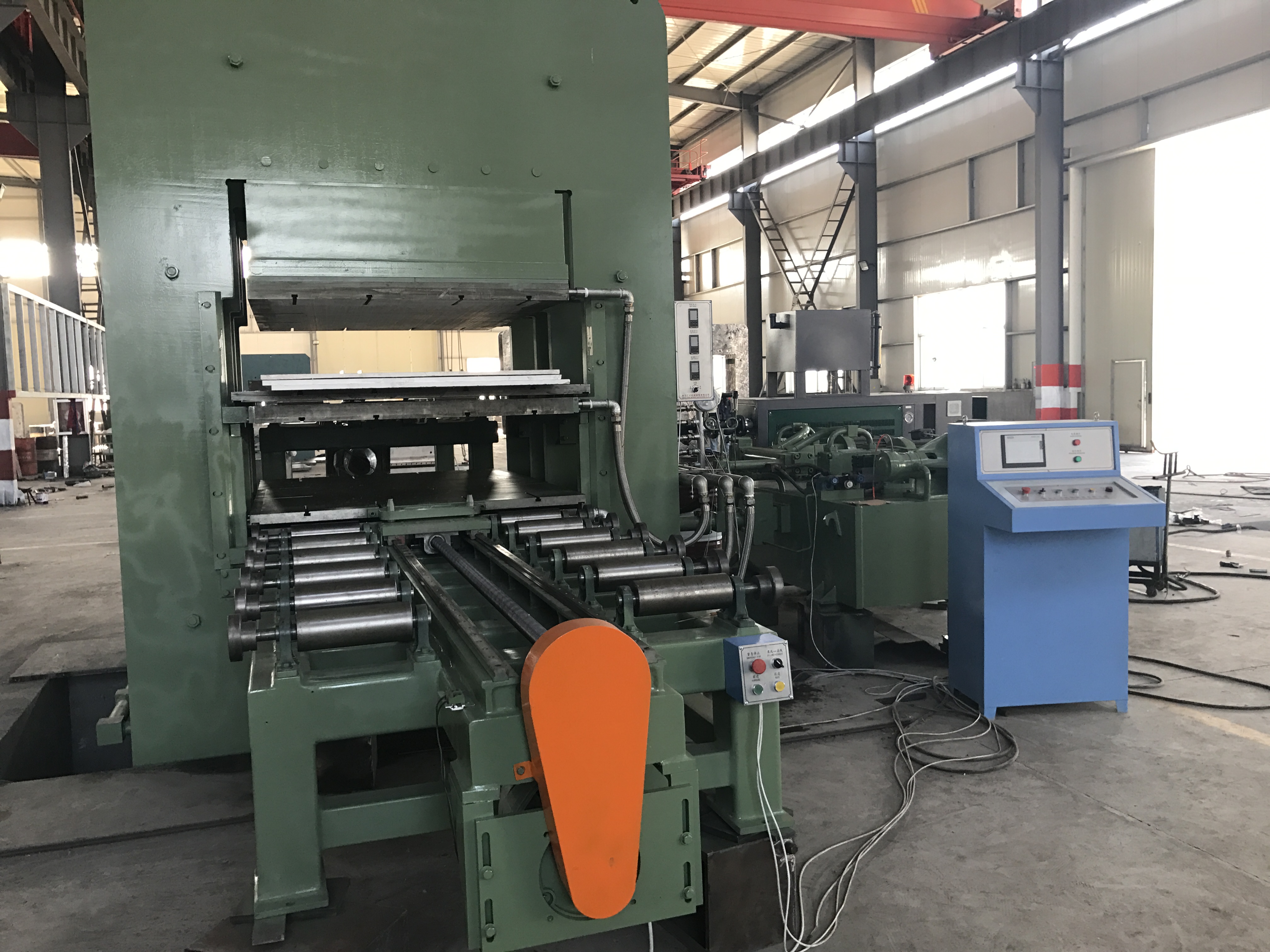 Presse de vulcanisation en caoutchouc de type châssis hydraulique pour tapis en caoutchouc