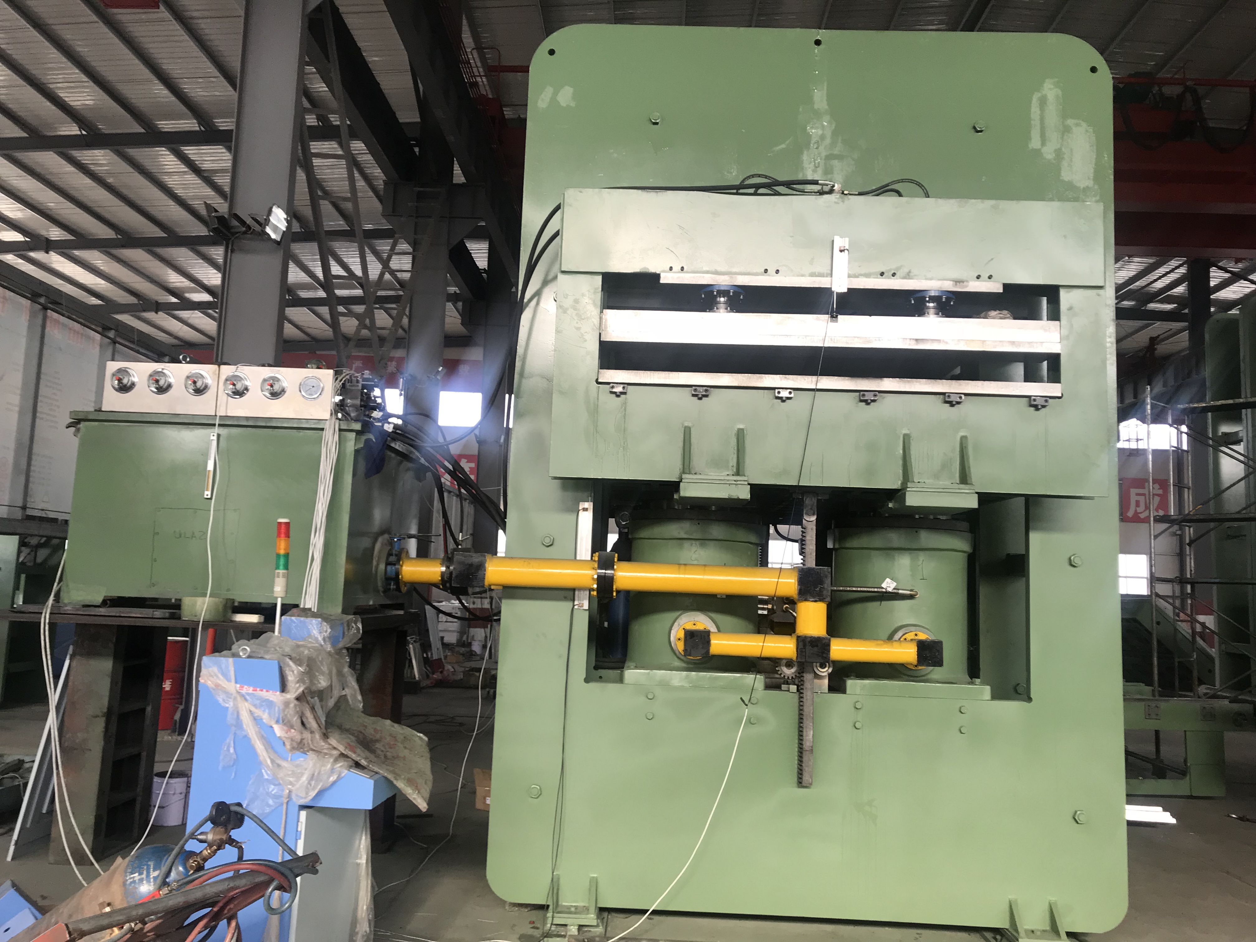 Presse de vulcanisation en caoutchouc de type châssis hydraulique pour tapis en caoutchouc